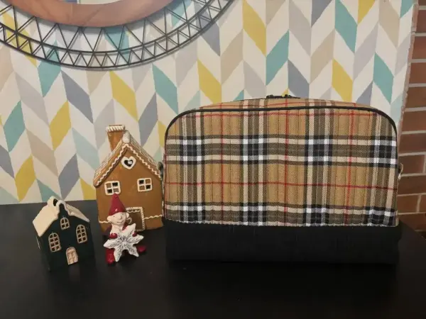 Jolie trousse de toilette réaliser avec un tissu Tartan et un velours côtelé noi